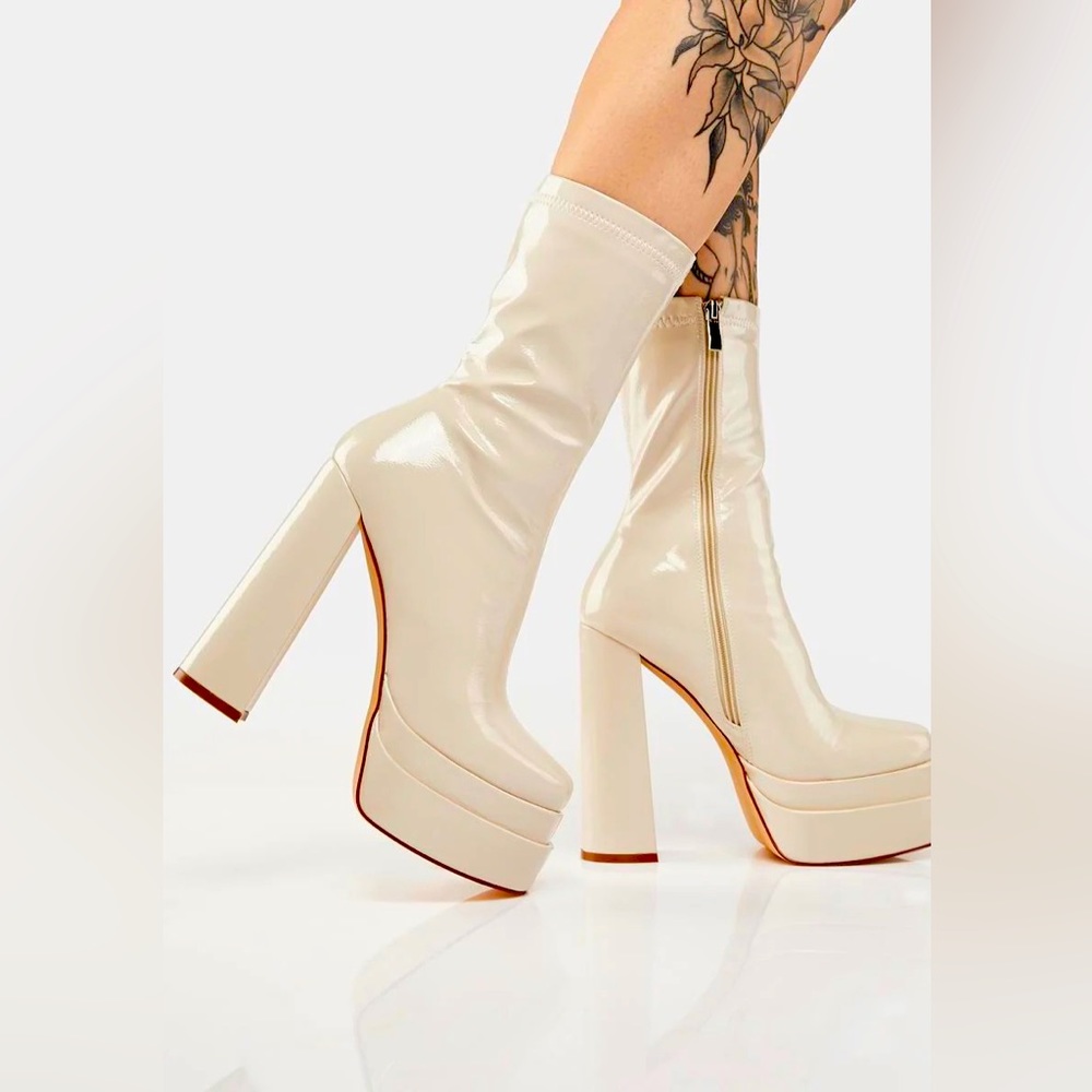 BRAND NEW SIMMI Beige Martha Platform Boots

Never worn

Platform sock boots